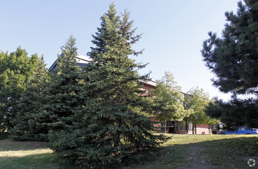 100 Matheson Blvd E, Mississauga, ON à louer - Photo du bâtiment - Image 2 de 22