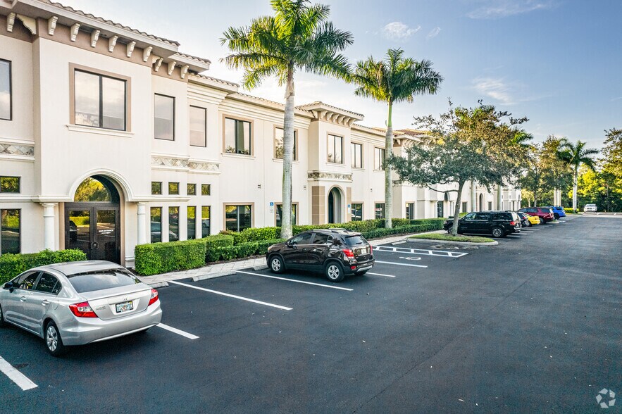 12140 Carissa Commerce Ct, Fort Myers, FL à louer - Photo du bâtiment - Image 2 de 19