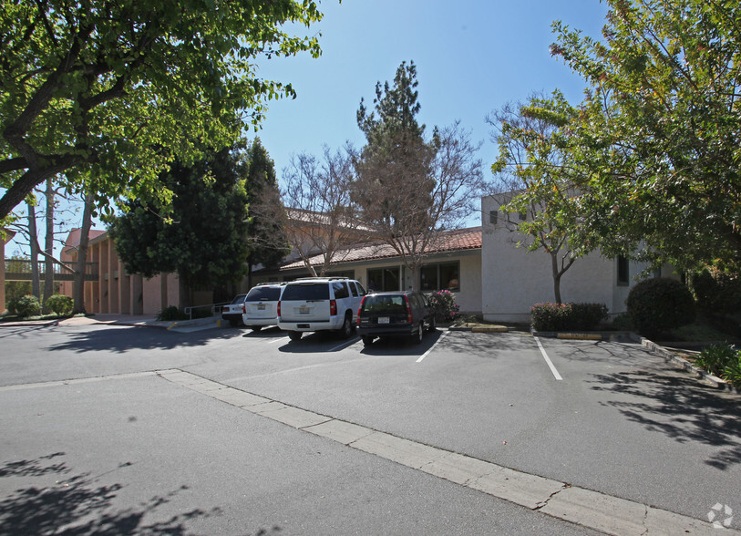 558 St. Charles Dr, Thousand Oaks, CA for lease - Building Photo - Image 1 of 6