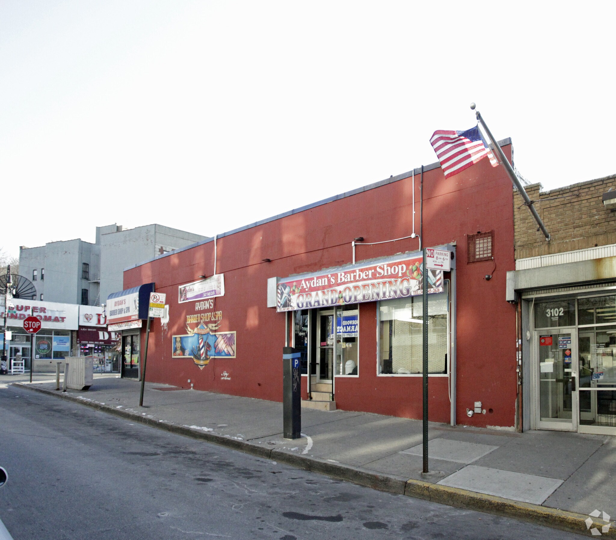 360-364 E 204th St, Bronx, NY à louer Photo du bâtiment- Image 1 de 2