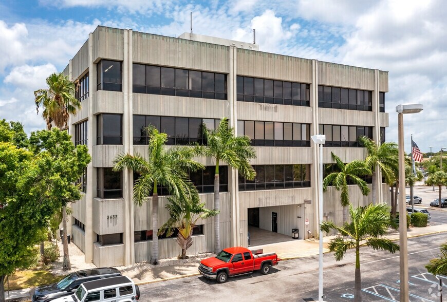 3637 4th St N, Saint Petersburg, FL à louer - Photo du bâtiment - Image 2 de 5