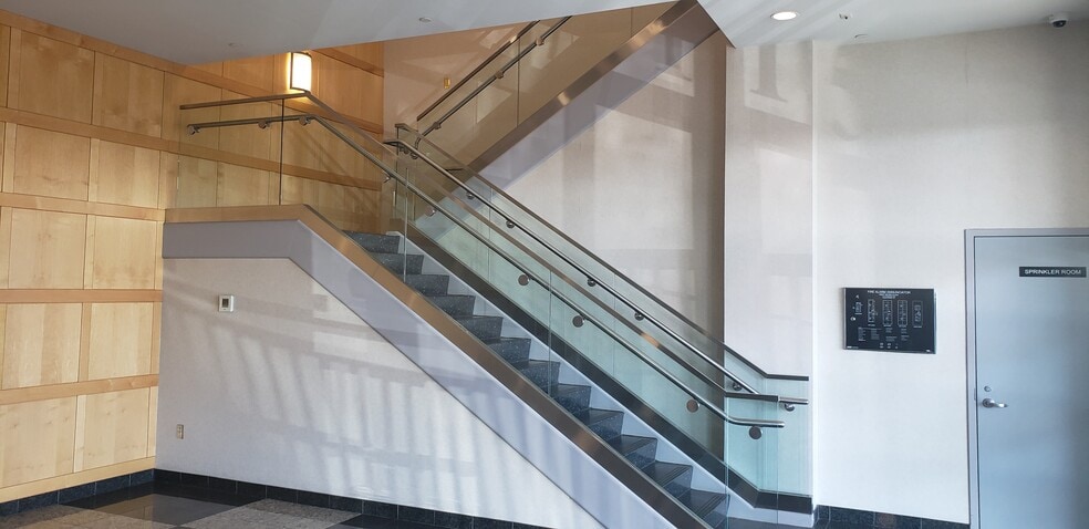 7115 Leesburg Pike, Falls Church, VA à vendre - Hall d’entrée - Image 2 de 14