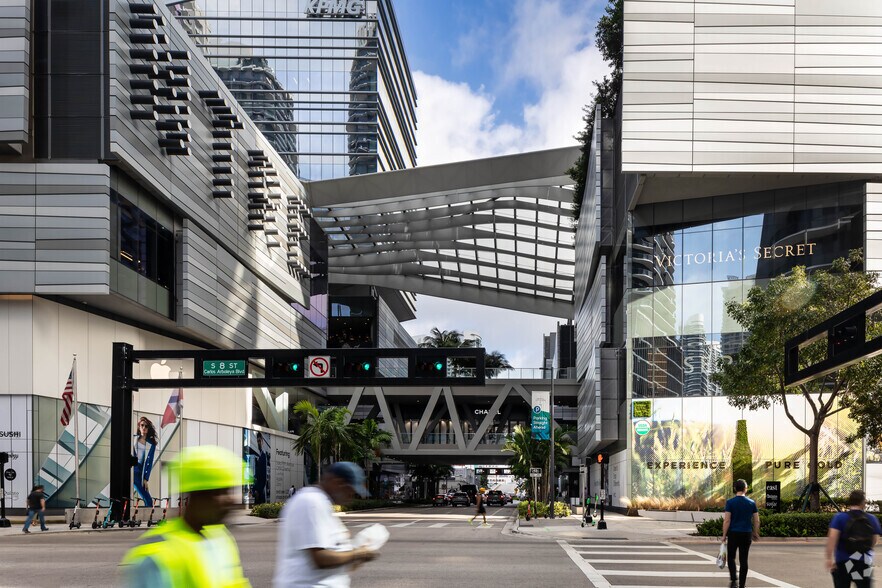 98 SE 7th St, Miami, FL à louer - Photo du bâtiment - Image 2 de 4