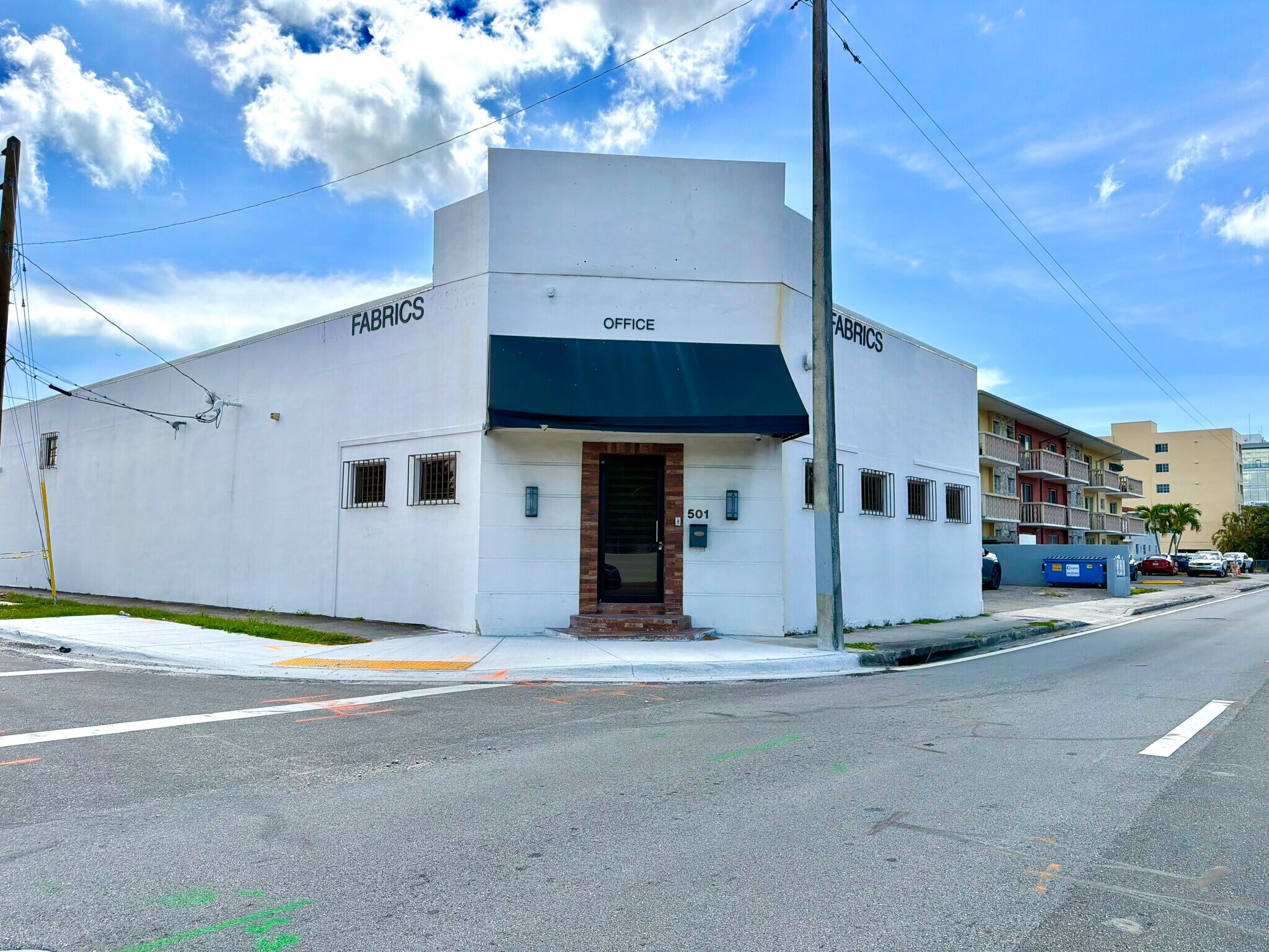 501 SW Douglas Ave, Miami, FL à louer Photo du bâtiment- Image 1 de 7