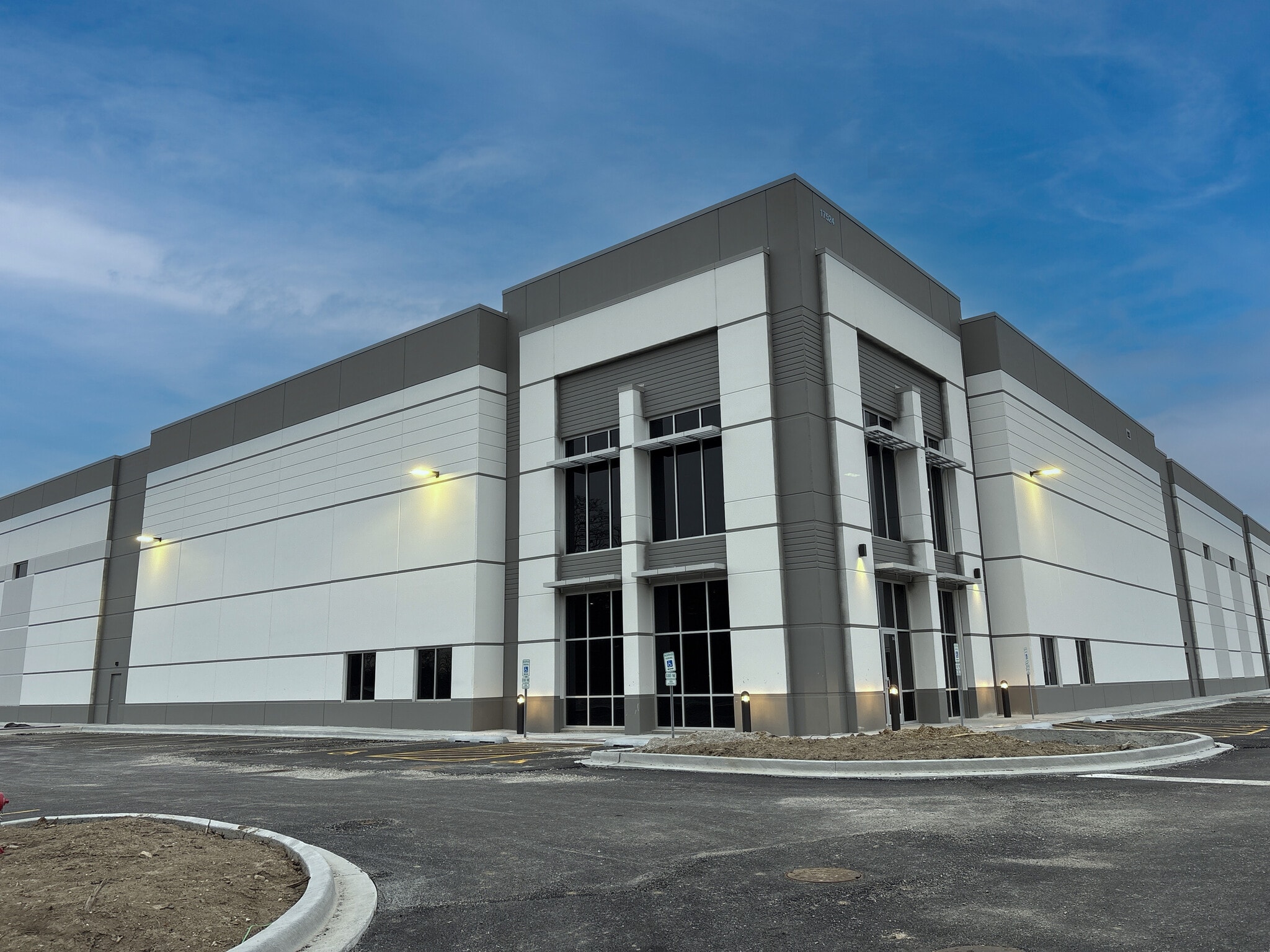 17524 Bluff Rd, Woodridge, IL for lease Primary Photo- Image 1 of 5