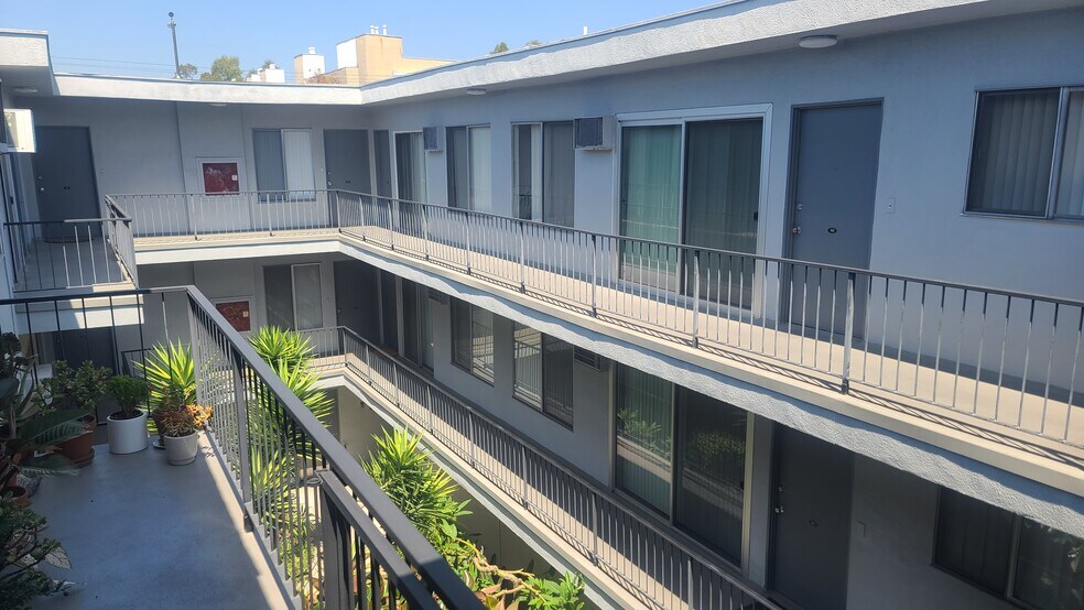 725 N Sweetzer Ave, Los Angeles, CA à vendre - Photo du bâtiment - Image 3 de 4