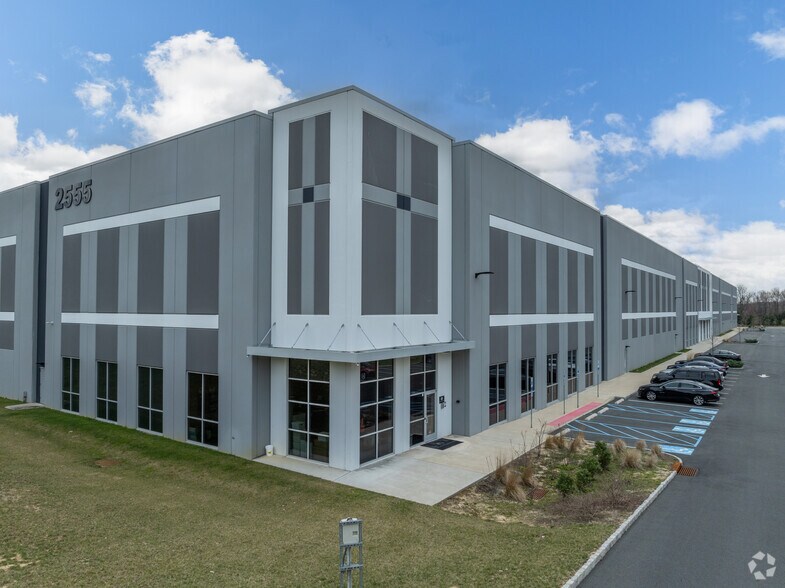 2555 Kuser Rd, Hamilton, NJ à louer - Photo du bâtiment - Image 3 de 8