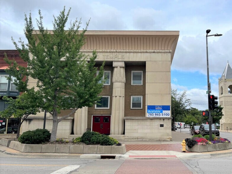 1001-1003 Massachusetts St, Lawrence, KS for lease - Building Photo - Image 1 of 4