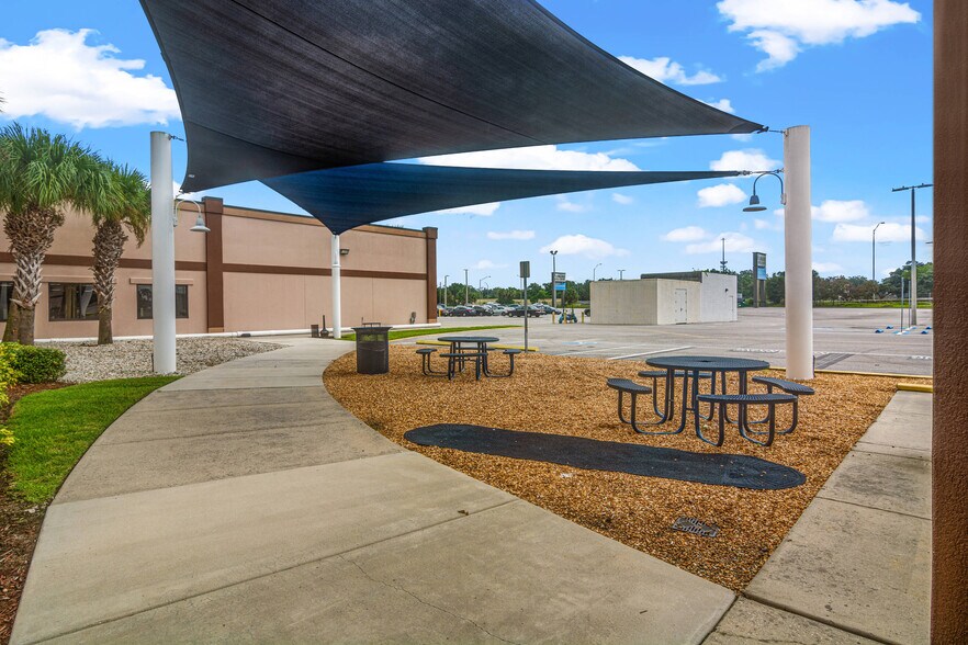 9309 N Florida Ave, Tampa, FL à vendre - Photo du bâtiment - Image 2 de 14