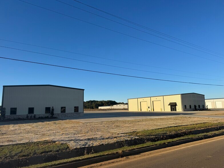 107 Aerosmith Dr, Richland, MS à louer - Photo du bâtiment - Image 2 de 18
