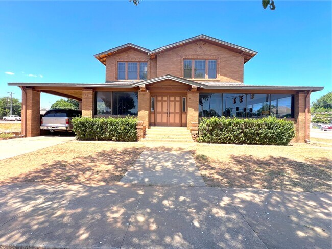 Plus de détails pour 621 E Broadway St, Altus, OK - Bureau à vendre