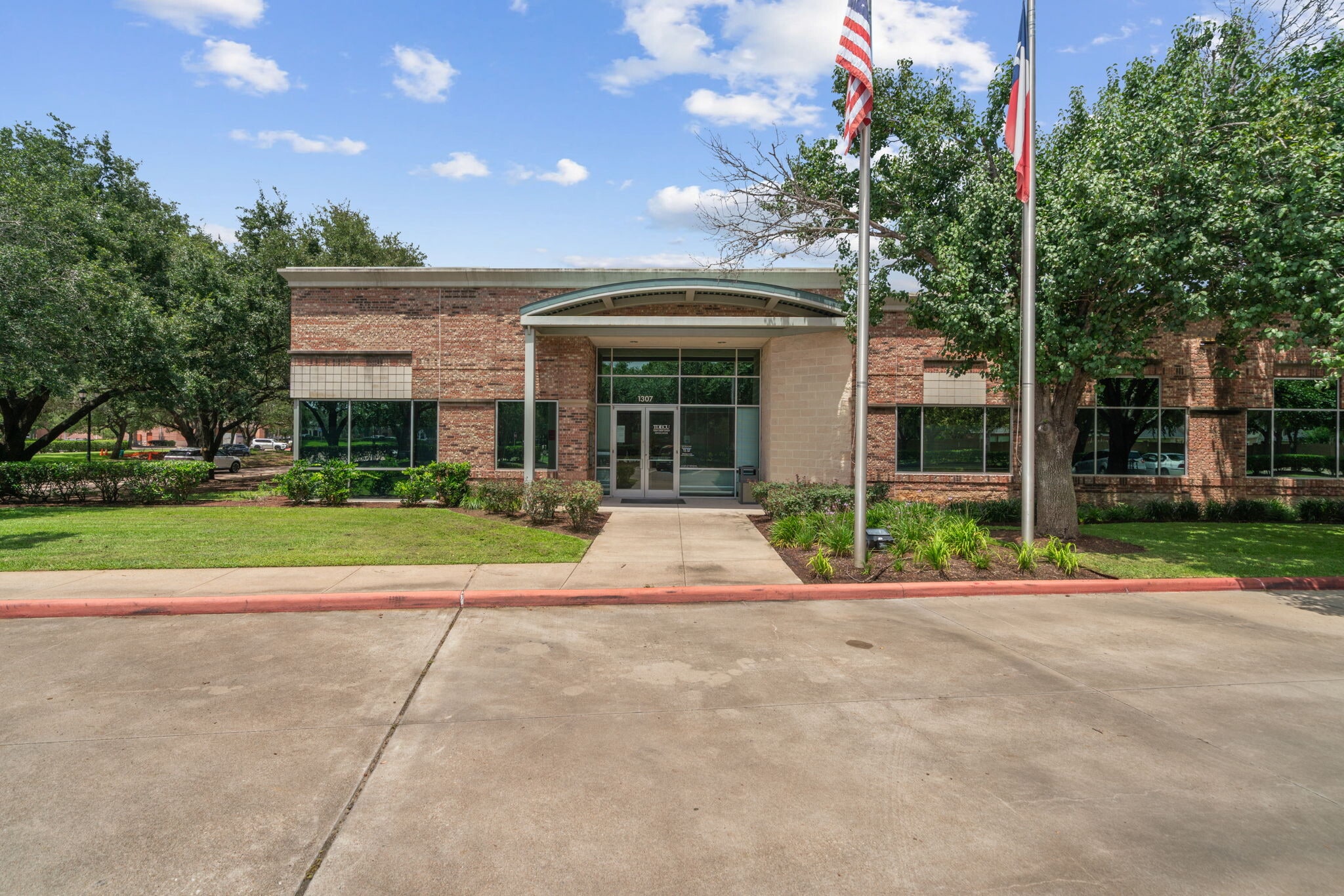 1307 Soldiers Field Dr, Sugar Land, TX for sale Primary Photo- Image 1 of 7