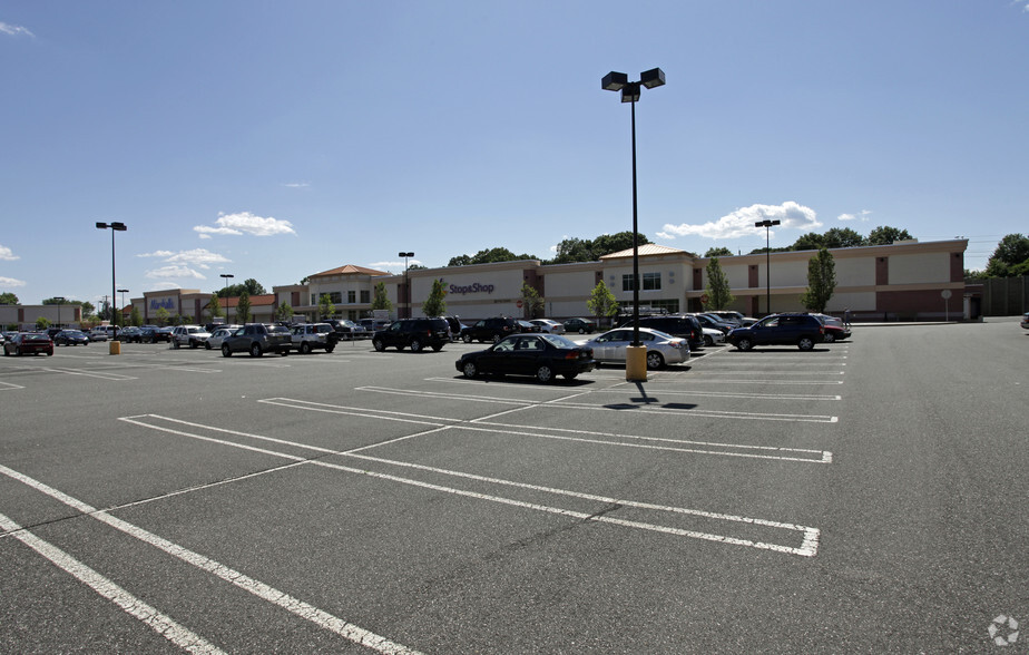 500-600 Kinderkamack Rd, Emerson, NJ for lease - Building Photo - Image 2 of 9