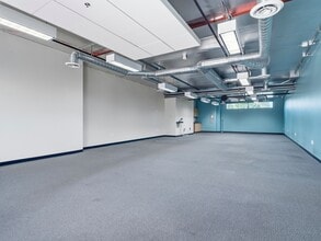 6591-6599 Collins Dr, Moorpark, CA à louer Photo intérieure- Image 2 de 4