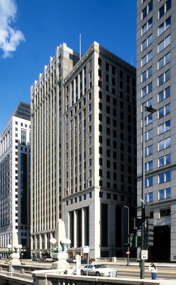211 W Wacker Dr, Chicago, IL for lease - Building Photo - Image 2 of 90