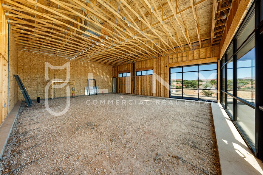 967 Country Ln, Santa Clara, UT à louer - Photo du bâtiment - Image 3 de 5