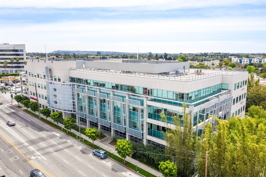 12100 W Olympic Blvd, Los Angeles, CA à louer - Photo du bâtiment - Image 2 de 14