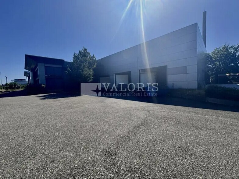Flex in Décines-Charpieu for lease - Building Photo - Image 2 of 3