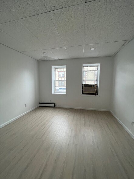 36-15 164th St, Flushing, NY à vendre - Photo du bâtiment - Image 3 de 15