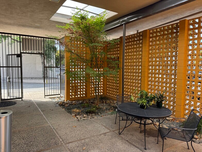 1008 12th St, Modesto, CA for lease - Building Photo - Image 1 of 21