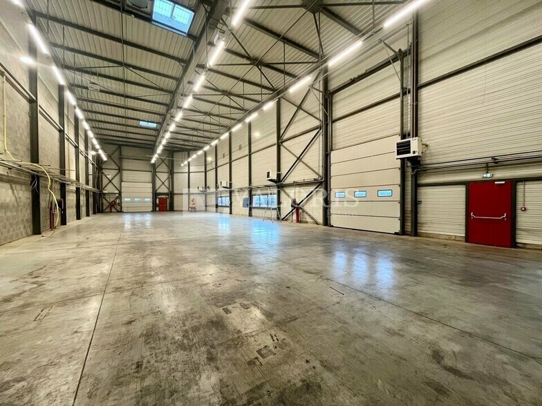 Flex in Dagneux for lease - Building Photo - Image 2 of 4