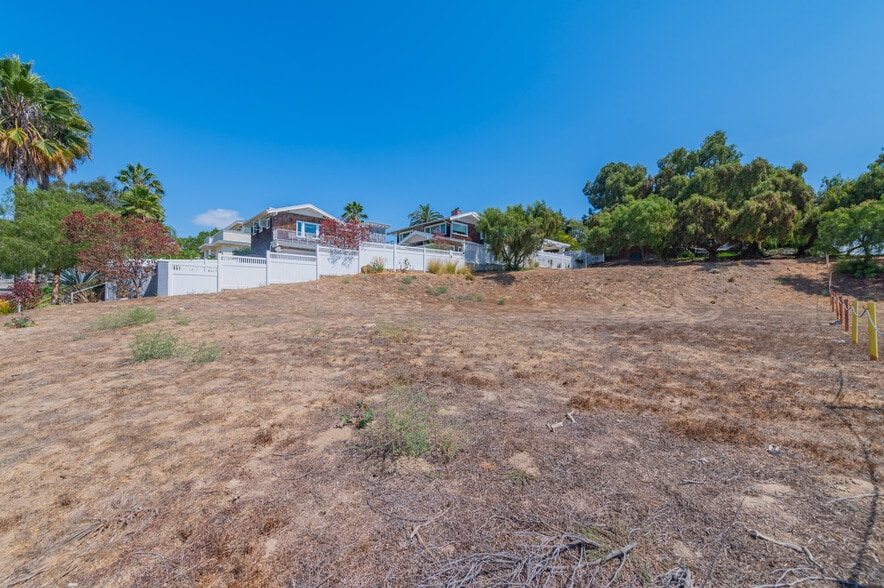 2420 Gaviota Ave, Signal Hill, CA à vendre - Photo du bâtiment - Image 3 de 7