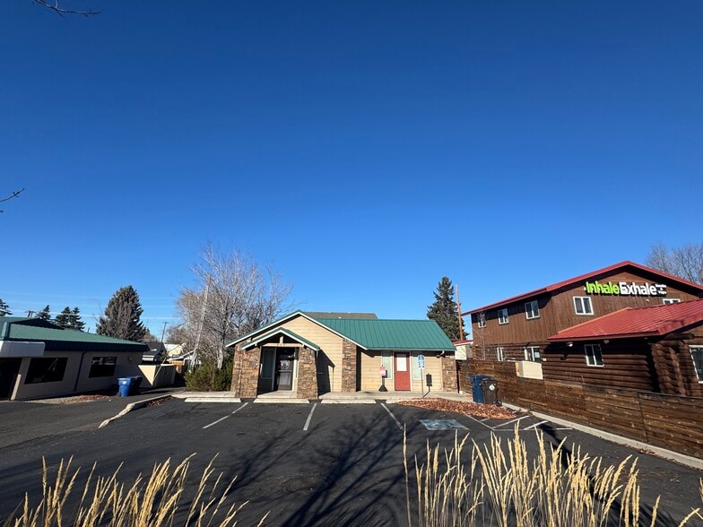 917 SW Highland Ave, Redmond, OR for lease - Building Photo - Image 2 of 16