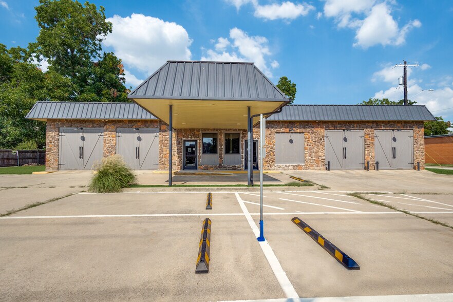 400 S Elm St, Denton, TX à louer - Photo du bâtiment - Image 2 de 17