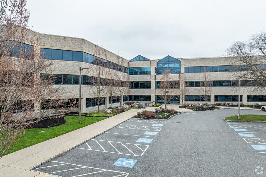 1205 Westlakes Dr, Berwyn, PA à louer - Photo du bâtiment - Image 1 de 5