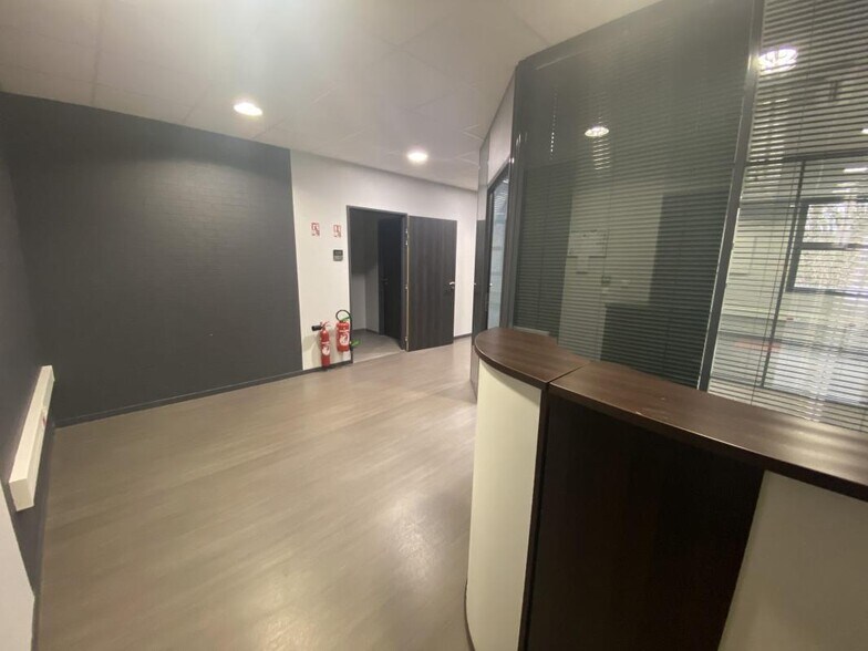 Office in Le Coudray for lease - Building Photo - Image 3 of 15