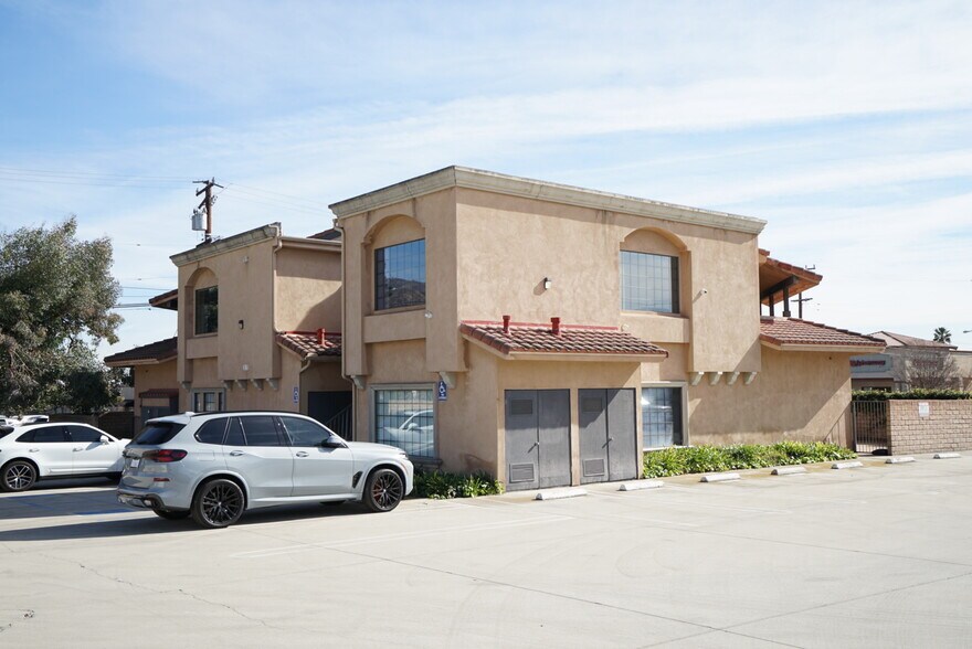 351 E Foothill Blvd, Arcadia, CA à louer - Photo du bâtiment - Image 3 de 11