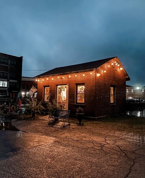 61 Endicott St, Norwood, MA à louer - Photo du bâtiment - Image 3 de 11