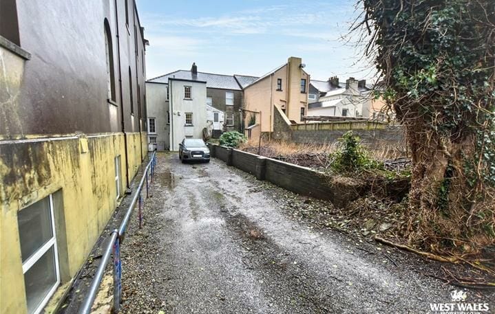16 Meyrick St, Pembroke Dock for sale - Building Photo - Image 2 of 10
