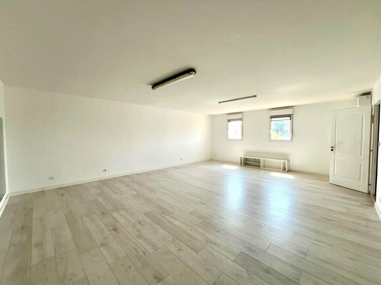 Office in Roquebrune Sur Argens for lease - Interior Photo - Image 1 of 6