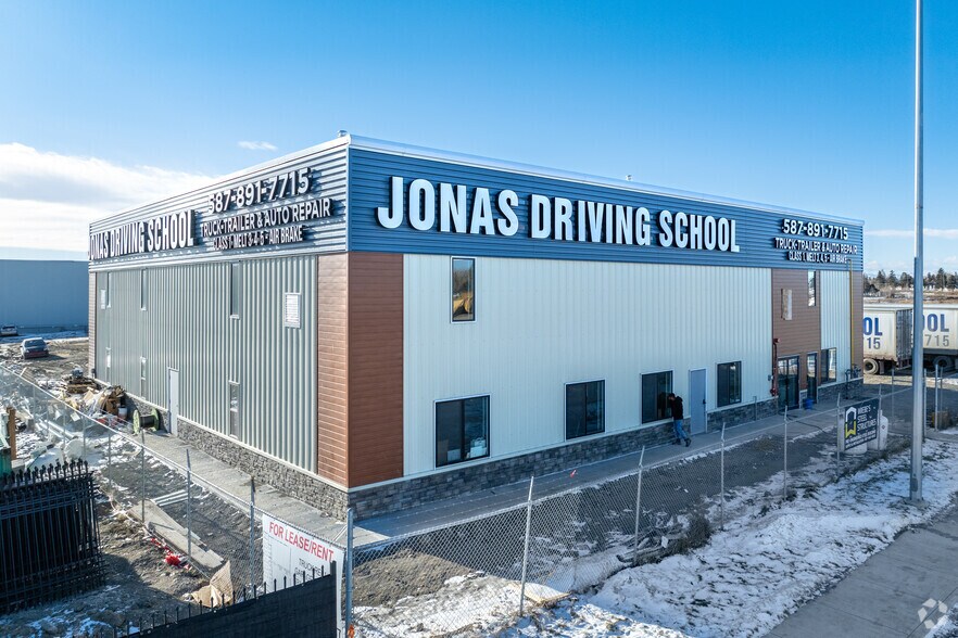 5235 28 Av SE, Calgary, AB à louer - Photo du bâtiment - Image 1 de 3