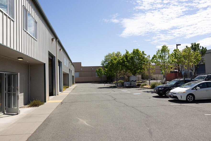 3466 Brickway Blvd, Santa Rosa, CA à louer - Photo du bâtiment - Image 2 de 19