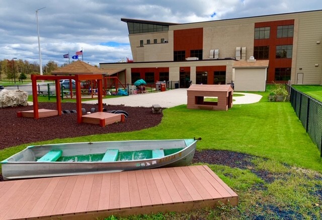 2210 Woodland Dr, Manitowoc, WI for lease - Building Photo - Image 3 of 17