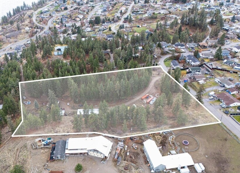 4674 Minto St, Peachland, BC for sale - Building Photo - Image 2 of 3