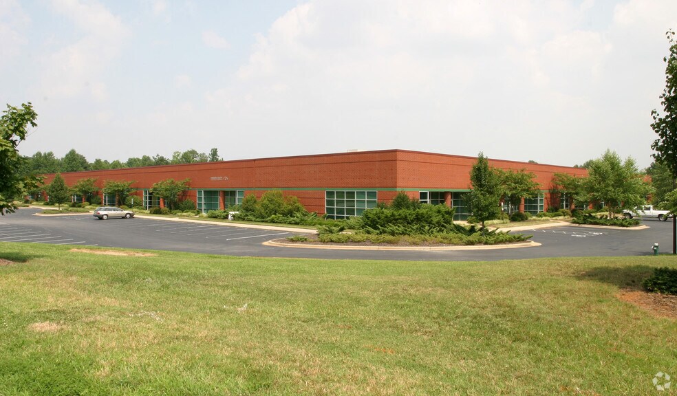 8642 W Market St, Greensboro, NC à louer - Photo du bâtiment - Image 2 de 5