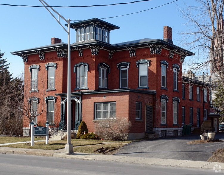 172 Clinton St, Watertown, NY for lease - Primary Photo - Image 1 of 3