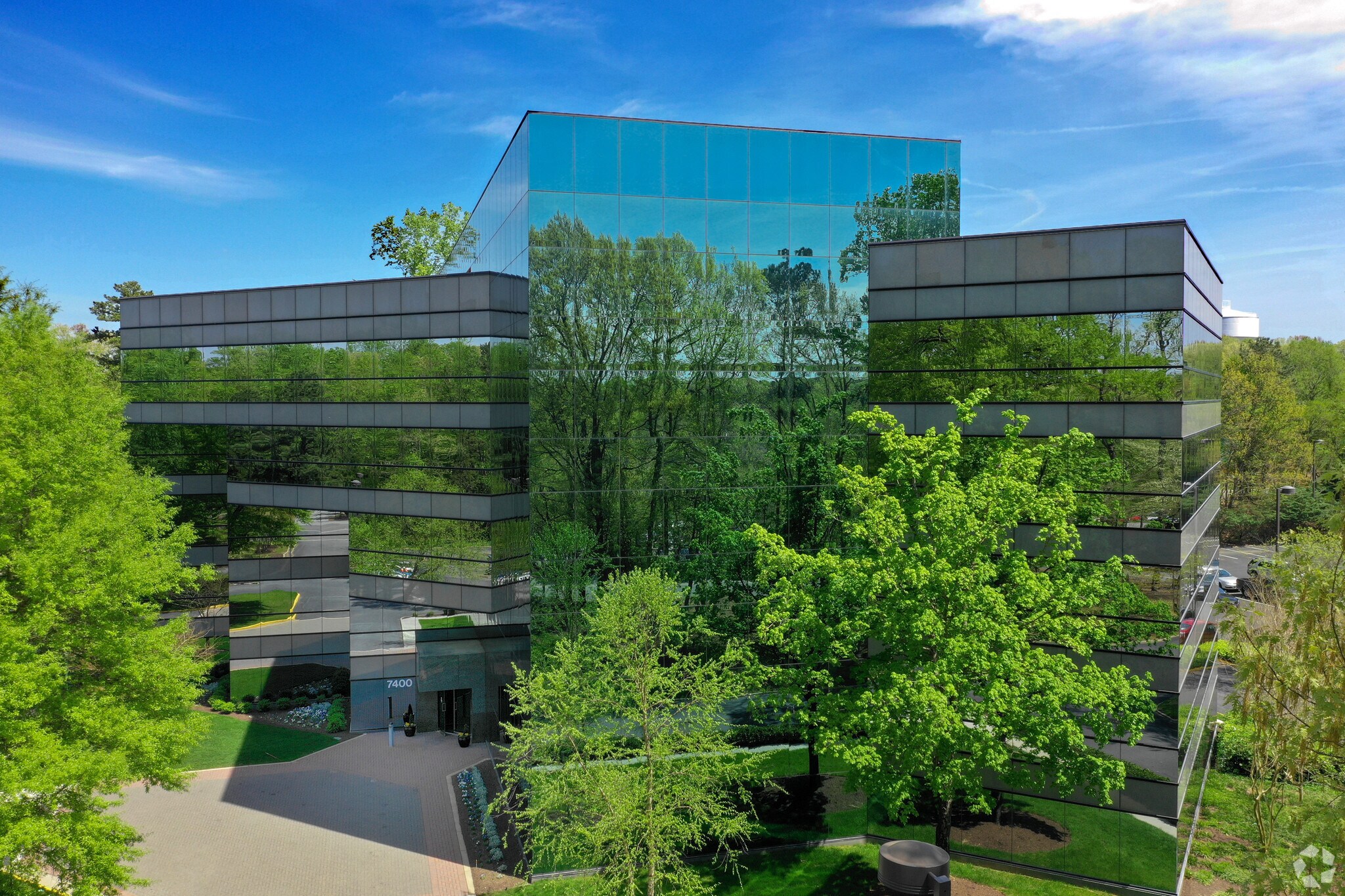 7400 Beaufont Springs Dr, Richmond, VA à louer Photo du bâtiment- Image 1 de 23