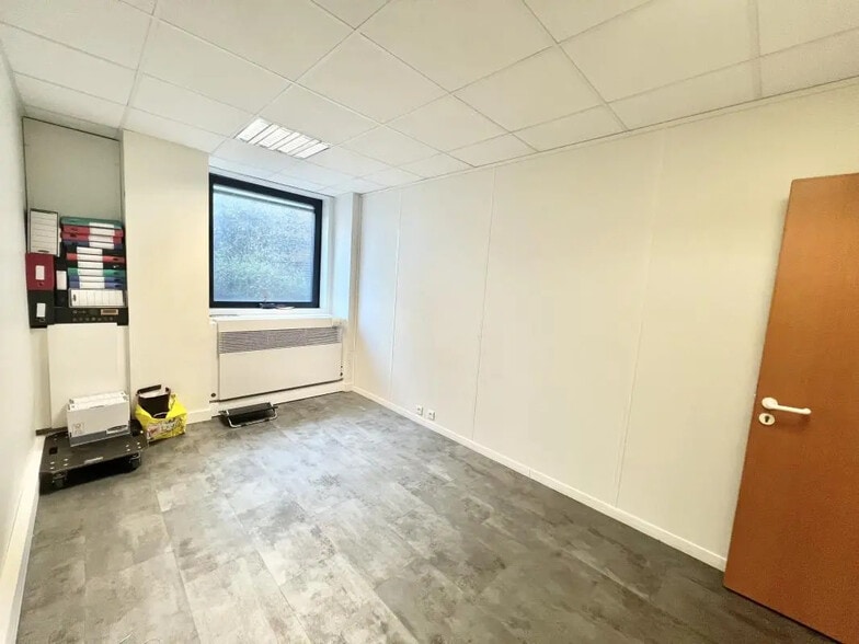 Office in Issy-les-Moulineaux for lease - Building Photo - Image 2 of 8