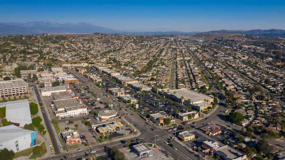 2000-2276 S Atlantic Blvd, Monterey Park, CA à louer - Photo du bâtiment - Image 3 de 9