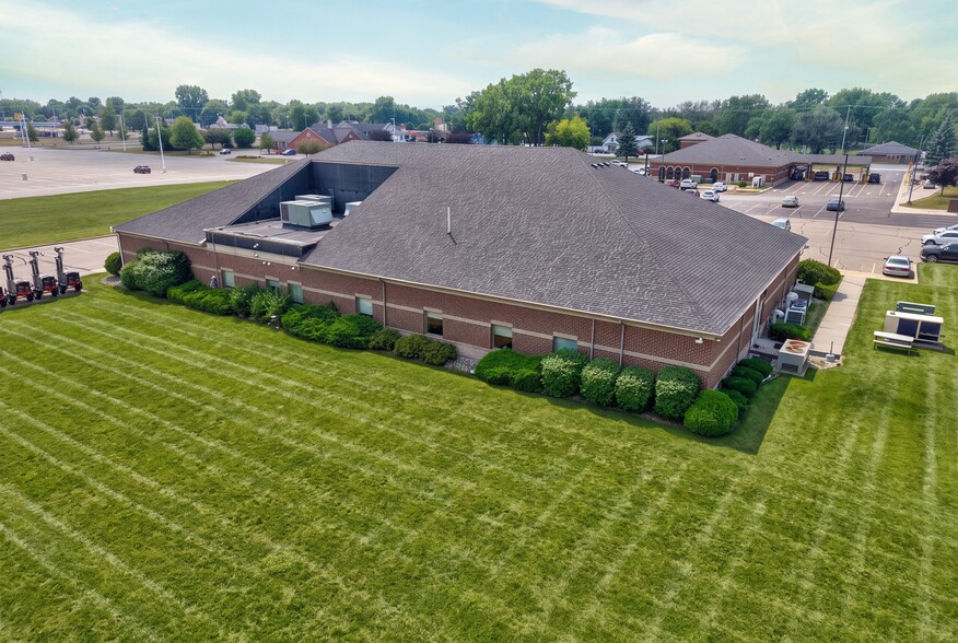 2305 S Center Rd, Burton, MI for sale - Building Photo - Image 3 of 59