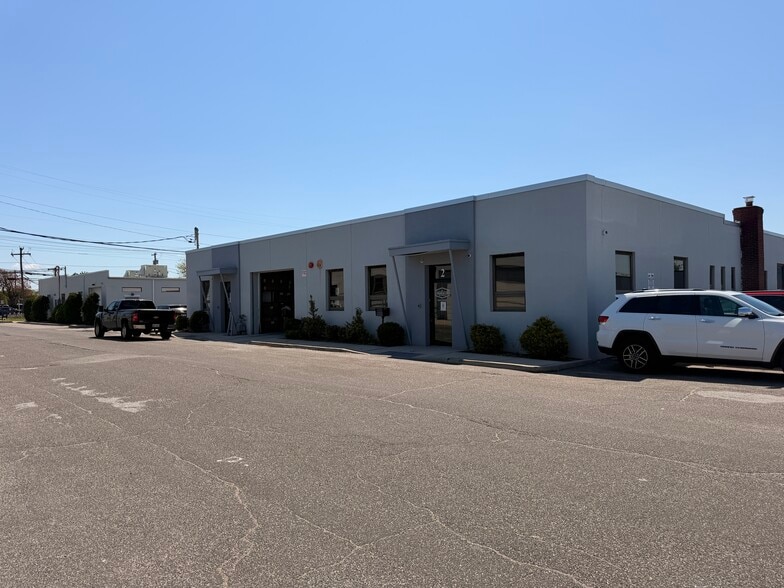 2 Commercial St, Hicksville, NY for lease - Building Photo - Image 1 of 7