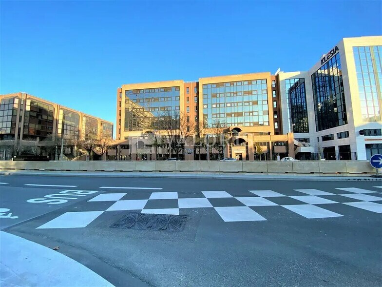 Office in Lyon for lease - Building Photo - Image 1 of 3