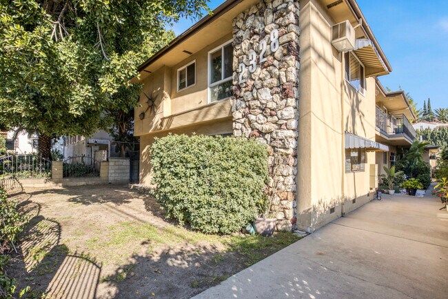 More details for 2328 N Beachwood Dr, Los Angeles, CA - Multifamily for Sale