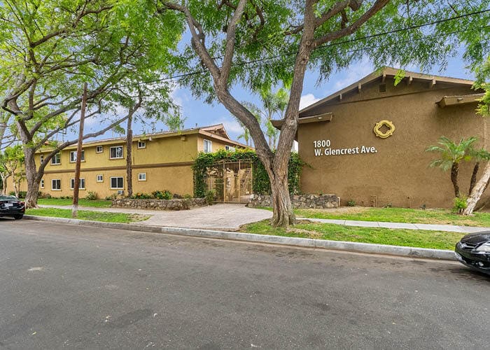 1800 W Glencrest Ave, Anaheim, CA à vendre - Photo du bâtiment - Image 2 de 8