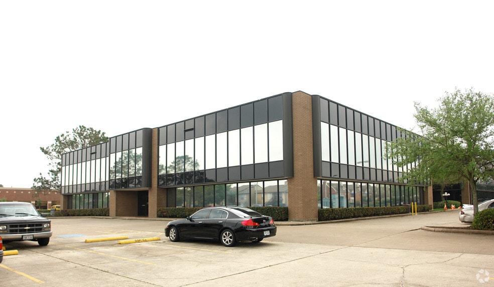16850 Saturn Ln, Houston, TX for lease - Building Photo - Image 2 of 19