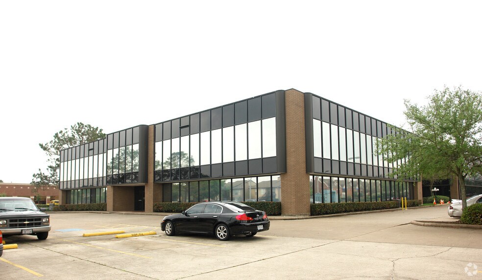 16850 Saturn Ln, Houston, TX à louer - Photo du bâtiment - Image 2 de 19